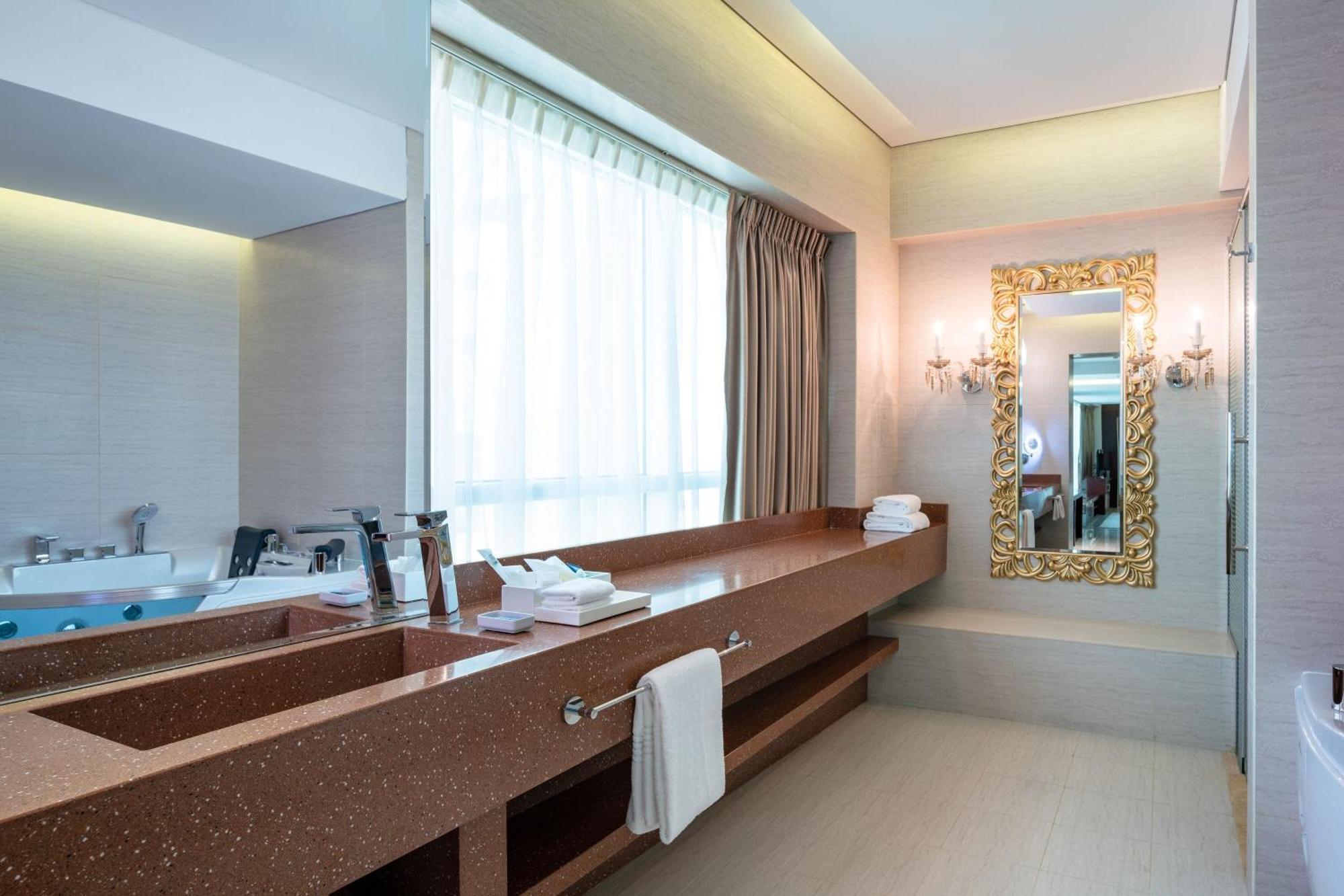 Four Points By Sheraton Sharjah Esterno foto